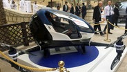 Ein Modell des EHang 184, der nächsten Generation des Dubai Drohnen-Taxis, steht während des World Government Summit in Dubai in einer Ausstellungshalle. © dpa bildfunk Foto: Kamran Jebreili