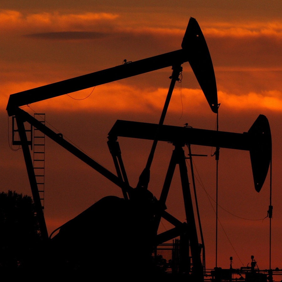 Ölpumpen stehen im Sonnenuntergang auf einem Ölfeld © picture alliance / dpa Foto: epa Paul Buck