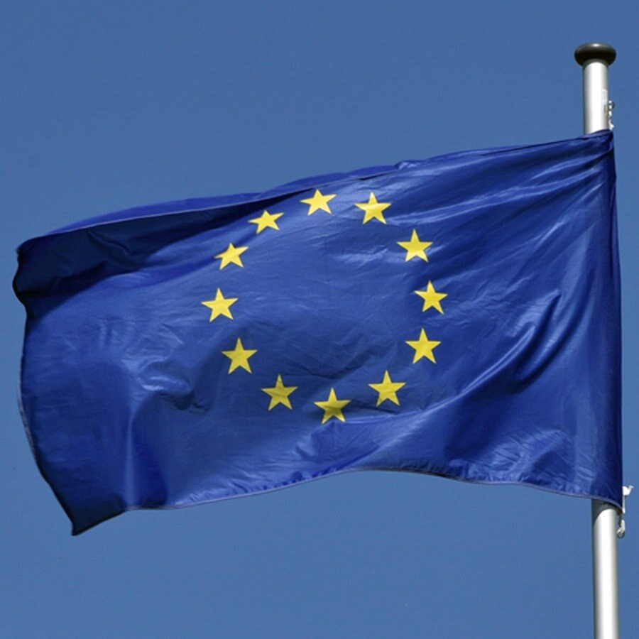 Die Flagge der EU weht im Wind an einem Mast. © dpa Foto: Horst Galuschka