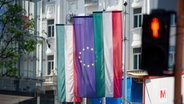 Flaggen von Ungarn und der Europäischen Union hängen an einer Fassade in der Innenstadt von Budapest. © Zuma Press/dpa Foto: Aleksander Kalka