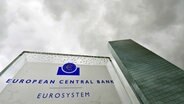 Eine Schild mit der Aufschrift "European Central Bank - Eurosystem" ist vor der Europäischen Zentralbank (EZB) in Frankfurt am Main (Hessen) zu sehen. © dpa bildfunk Foto: Arne Dedert
