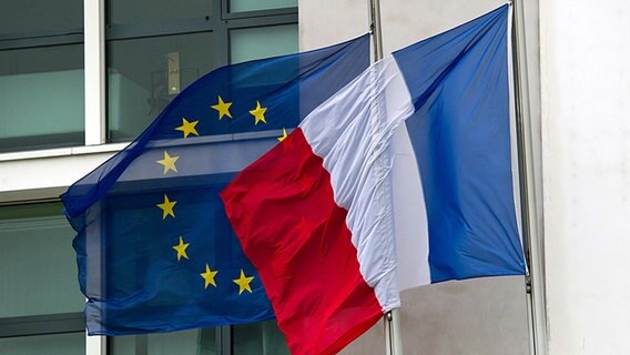 Die französische und die EU-Fahne flattern im Wind. © dpa bildfunk Foto: Thalia Engel