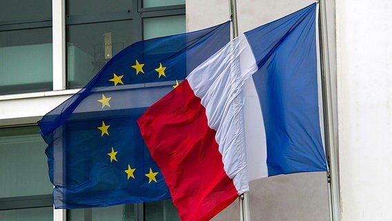 Die französische und die EU-Fahne flattern im Wind. © dpa Foto: Thalia Engel