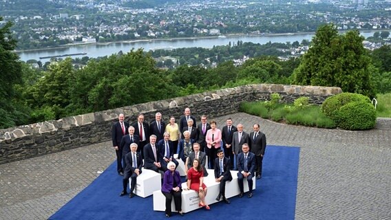 Die Teilnehmenden des Treffens der G7-Finanzminister und Notenbankchef zusammen auf einer Aussichtsplatte auf dem Petersberg bei Bonn. © dpa Foto: Federico Gambarini