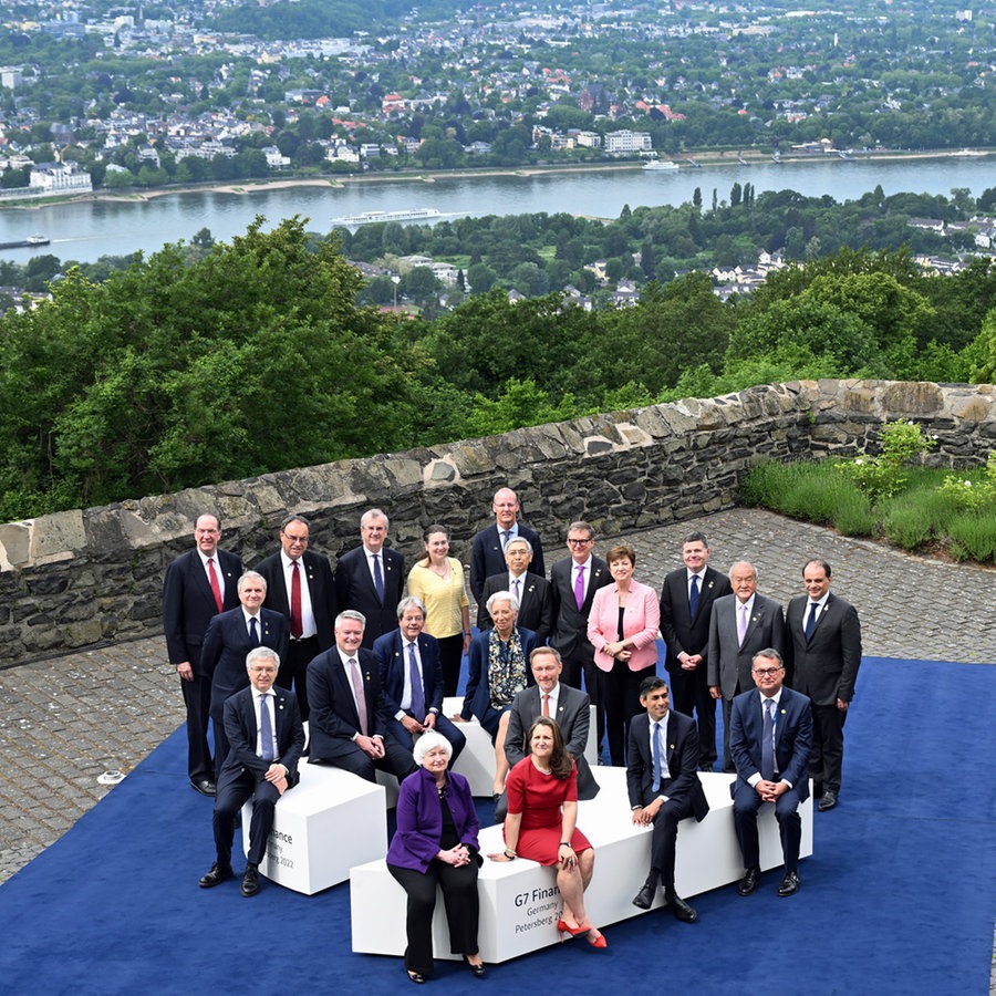 Die Teilnehmenden des Treffens der G7-Finanzminister und Notenbankchef zusammen auf einer Aussichtsplatte auf dem Petersberg bei Bonn. © dpa Foto: Federico Gambarini