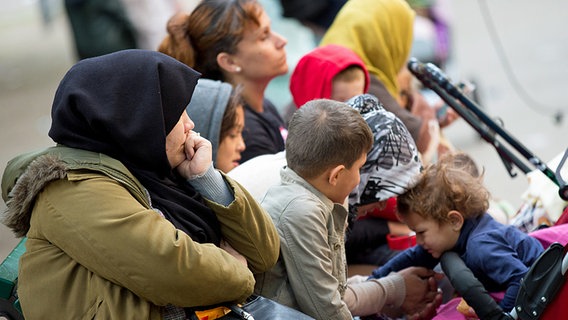 Flüchtlinge warten am 03.09.2015 in Berlin auf dem Gelände des Landesamtes für Gesundheit und Soziales (LaGeSo). © dpa bildfunk Foto: Kay Nietfeld