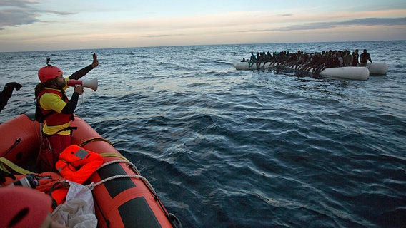 Flüchtlinge werden am 03.02.2017 34 Kilometer nördlich von Sabratha (Lybien) von Mitgliedern der spanischen Nichtregierungsorganisation "Proactiva Open Arms" aus einem Schlauchboot gerettet. © dpa bildfunk Foto: Emilio Morenatti