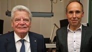 Ex-Bundespräsident Joachim Gauck und NDR-Moderator Stefan Schlag stehen in einem Hörfunk-Studio nebeneinander.  Foto: Marek Nowacki