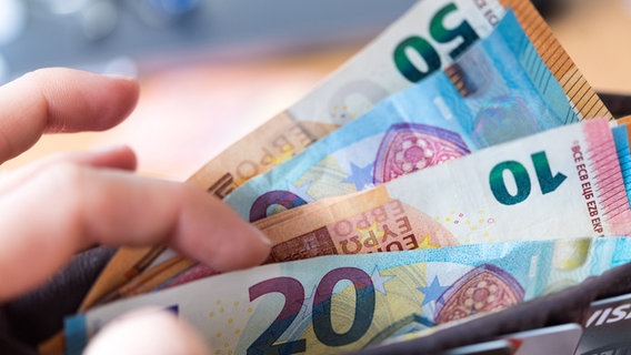 Vier Geldscheine fächern sich in einem Portemonnaie auf. © dpa-Zentralbild Foto: Monika Skolimowska
