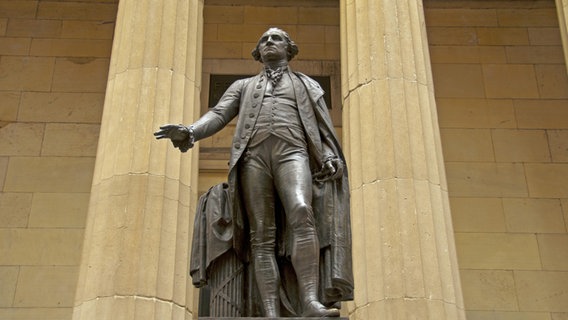 Die Statue von dem ersten Präsidenten der USA, George Washington, steht in Manhattan in New York City. © picture alliance/Brocker Foto: Walter G. Allgöwer