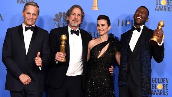 Viggo Mortensen, Peter Farrelly, Linda Cardellini und Mahershala Ali, ausgezeichnet als bester Nebendarsteller für seine Rolle im Film "Green Book", zeigen im Rahmen der Verleihung der 76. Golden Globe Awards die Auszeichnung für die Beste Komödie/Musical "Green Book". Viggo Mortensen, Peter Farrelly, Linda Cardellini und Mahershala Ali, ausgezeichnet als bester Nebendarsteller für seine Rolle im Film "Green Book", zeigen im Rahmen der Verleihung der 76. Golden Globe Awards die Auszeichnung für die Beste Komödie/Musical "Green Book". © Invision/AP/dpa Foto: Jordan Strauss