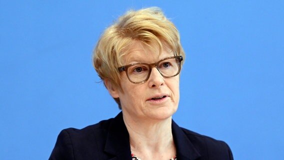 Prof. Dr. Veronika Grimm bei einer Pressekonferenz der Wirtschaftsweisen. © picture alliance Foto: Frederic Kern