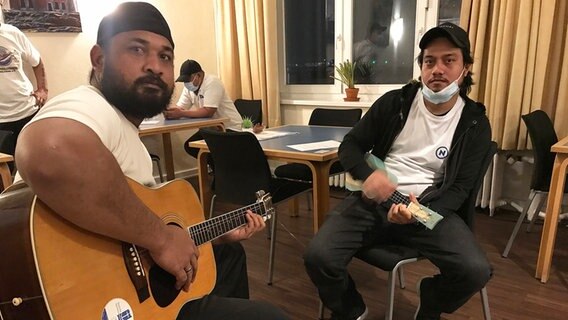 Zwei Seeleute aus Kiribati mit Gitarre und Ukulele. © NDR Foto: Jessica Schlage