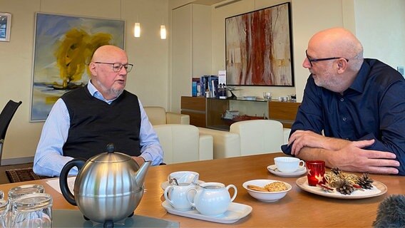Reeder-Präsident Alfred Hartmann im Gespräch mit Andreas Kuhnt © NDR 