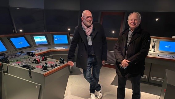 Andreas Kuhnt und Prof. Jürgen Göken v.d. Hochschule Emden/Leer © NDR 