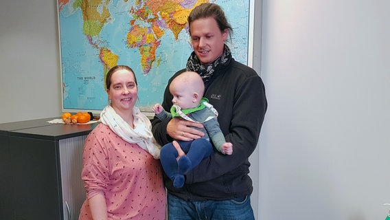 Bettina, Anton und Jan Konsorke, Seemann, bei NDR Info © NDR Foto: Aniela von Porthan