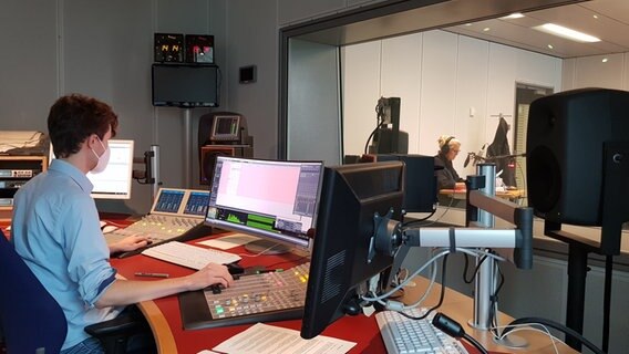 Georg Czoske und Birgit Langhammer im NDR Info Studio. © NDR Foto: Aniela von Porthan