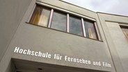Der Eingang zur Hochschule für Fernsehen und Film in München. © Imago/HRSchulz 