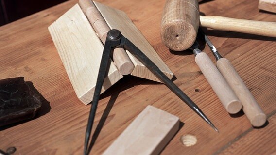 Werkzeuge zur Holzverarbeitung liegen auf einem Tisch. © KPA/Rosendahl 