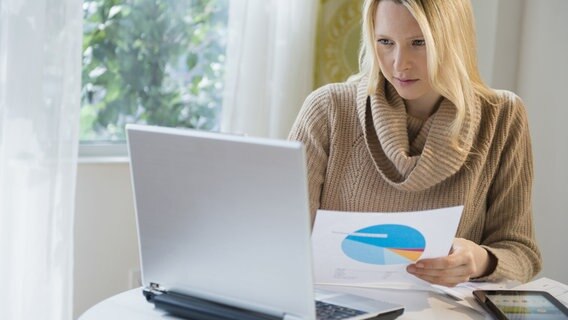 Eine Frau arbeitet zuhause am Laptop. © dpa - Picture Alliance Foto: Tetra Images