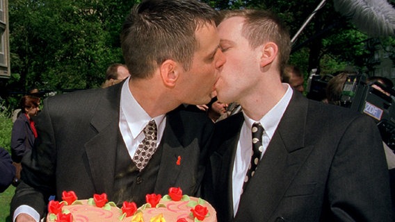 Mit einem innigen Kuss besiegeln Reinhard und Felix am 6.5.1999 ihre "Ehe", nachdem sie sich vor dem Standesamt in Hamburg-Eimsbüttel ihr Ja-Wort gegeben hatten. © dpa / picture-alliance 