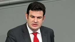 SPD-Fraktionsvize Hubertus Heil bei einer Rede im Bundestag im Dezember 2014. SPD-Fraktionsvize Hubertus Heil bei einer Rede im Bundestag im Dezember 2014. © dpa picture alliance Foto: Wolfgang Kumm