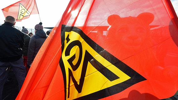 Eine große Fahne mit dem Aufdruck IGM (IG Metall) wird bei einer Demonstration geschwenkt. © dpa bildfunk Foto: Peter Endig
