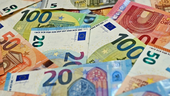 Eurobanknoten liegen auf einem Tisch (Illustration). © dpa-Zentralbild/dpa Foto: Patrick Pleul
