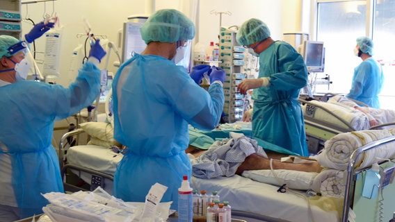 Auf einer Covid-Intensivstation versorgen Ärzte, Schwestern und Pfleger einen Patienten. © dpa-Zentralbild Foto: Waltraud Grubitzsch