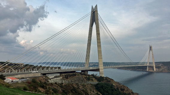 Die dritte Brücke über den Bosporus ist schon fast fertiggestellt. © NDR Foto: Christian Buttgereit