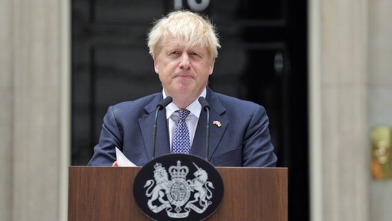 Der britische Premierminister Boris Johnson kündigt in London seinen Rücktritt als Parteichef an. © PA Wire/dpa Foto: Stefan Rousseau