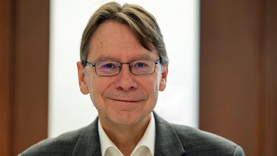 Porträtbild des Parteienforschers Professor Uwe Jun. © dpa picture alliance Foto: Harald Tittel