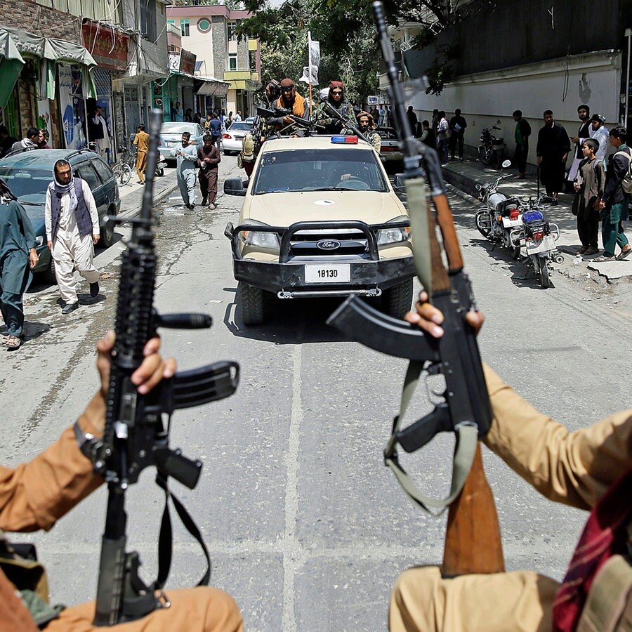 Entlag einer Straße in Kabul patrouillieren Taliban-Kämpfer. © Rahmat Gul/AP/dpa Foto: Rahmat Gul/AP/dpa