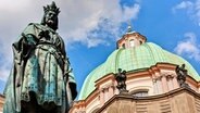 Das Denkmal des römosch-deutschen Kaisers Karl IV. steht vor der Sankt Franziskuskirche in Prag. © Imago/Imagebroker 