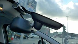 Eine sogenannte Dashcam an der Innenseite der Windschutzscheibe eines Autos. © NDR Foto: Charlotte Horn