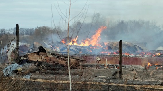 Flammen und Rauch steigen aus den Trümmern eines Privathauses nach russischem Beschuss außerhalb der ukrainischen Hauptstadt auf. © AP/dpa Foto: Efrem Lukatsky