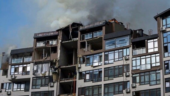 Rauch steigt aus einem teils zerstörten Wohngebäude in der ukrainischen Hauptstadt Kiew auf. © AP/dpa Foto: Nariman El-Mofty