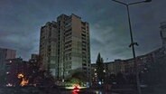 Wegen eines Stromausfalls ist ein Wohngebäude in Kiew (Ukraine) nicht beleuchtet. © Ukrinform/dpa 