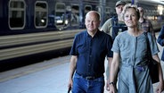 Deutschlands Botschafterin in der Ukraine, Anka Feldhusen (rechts), holt Bundeskanzler Olaf Scholz (SPD, links) am Bahnhof in Kiew ab. © dpa Foto: Kay Nietfeld