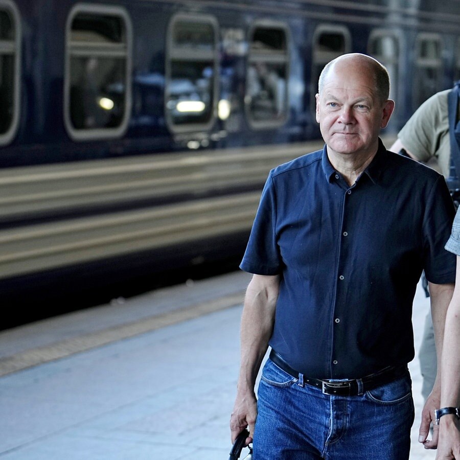 Deutschlands Botschafterin in der Ukraine, Anka Feldhusen (rechts), holt Bundeskanzler Olaf Scholz (SPD, links) am Bahnhof in Kiew ab. © dpa Foto: Kay Nietfeld