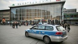 Ein Streifenwagen der Polizei fährt in Köln am Hauptbahnhof vorbei. Ein Streifenwagen der Polizei fährt in Köln am Hauptbahnhof vorbei. © dpa bildfunk Foto: Oliver Berg