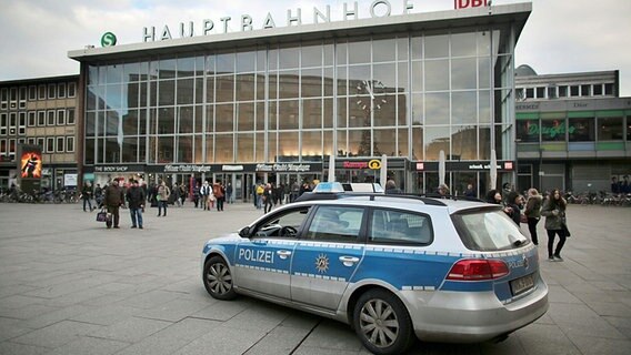 Ein Streifenwagen der Polizei fährt in Köln am Hauptbahnhof vorbei. © dpa bildfunk Foto: Oliver Berg