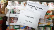 Gespendete Lebensmittel in Dosen in einem Lagerraum der Hamburger Tafel © dpa Foto: Markus Scholz