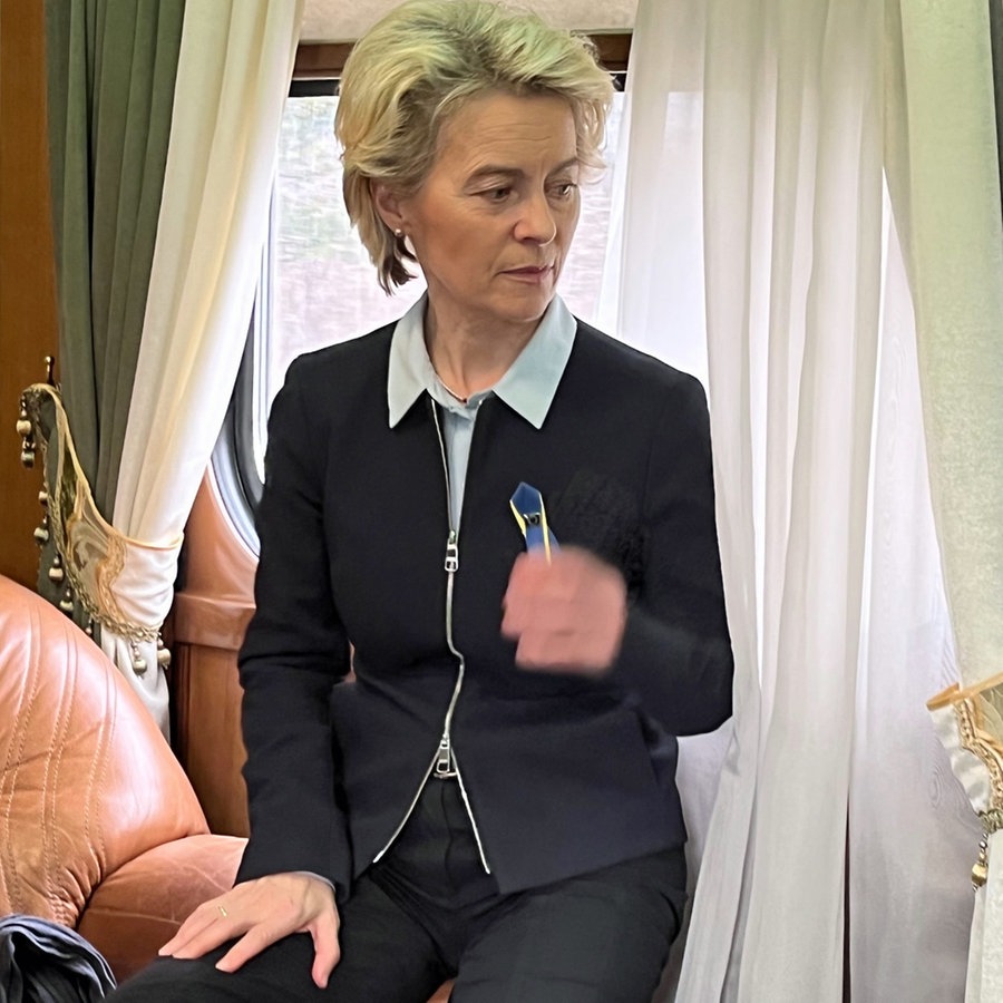 EU-Kommissionspräsidentin Ursula von der Leyen sitzt in einem Zug von Polen nach Kiew. © dpa Foto: Michael Fischer