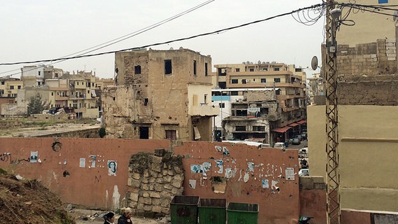 Blick auf mehrere zerstörte Gebäude in Tripolis im Libanon. © Mounia Meiborg Foto: Mounia Meiborg
