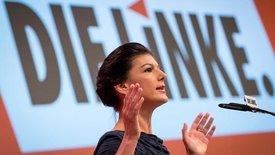 Sarah Wagenknecht redet beim Bundesparteitag der Linken in Hannover. © dpa - Bildfunk Foto: Peter Steffen