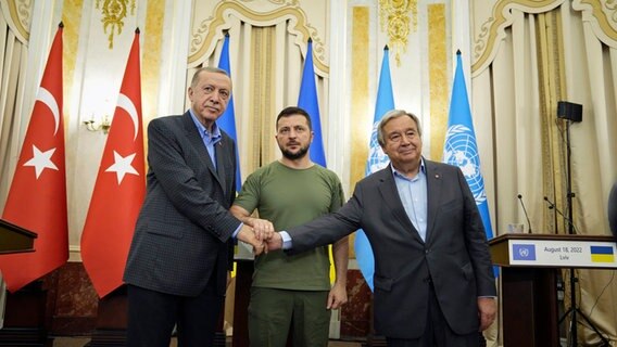 Der Präsident der Türkei, Recep Tayyip Erdogan (links), der Präsident der Ukraine, Wolodymyr Selenskyj (mitte), und der Generalsekretär der Vereinten Nationen, Antonio Guterres (rechts), geben sich nach ihrem Dreiergipfel in Lwiw die Hand. © AP/dpa Foto: Evgeniy Maloletka