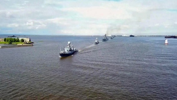 Russische und chinesische Kriegsschiffe proben ein Manöver in der Ostsee (Archivbild). © NDR 