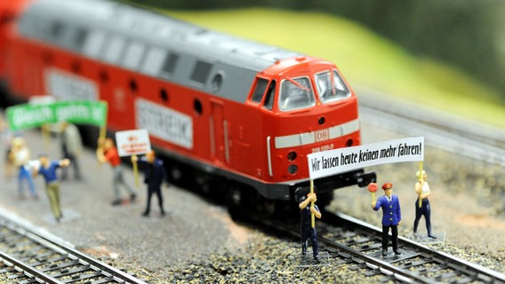 Am Montag (21. Februar 2010) kam es auf einem Bahnsteig im Miniatur Wunderland, dem größten Modelleisenbahnkomplex der Welt, in Hamburg zu einem Streik der Eisenbahner.  © dpa picture Alliance Foto: Maurizio Gambarini