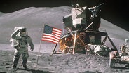 Ein US-amerikanischer Astronaut betritt den Mond. © picture-alliance / dpa 